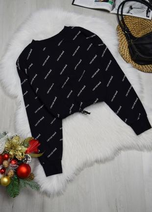 Свитшот укороченный черный с надписями кофта