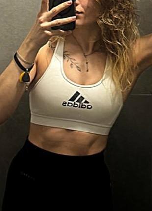 Спортивный женский топ adidas фитнес зал спорт белый