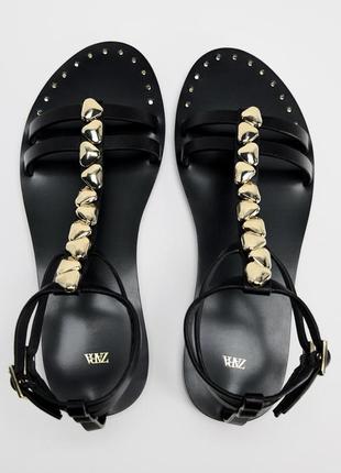 Zara нові з бірками шкіряні сандалії з ремінцями та прикрасами