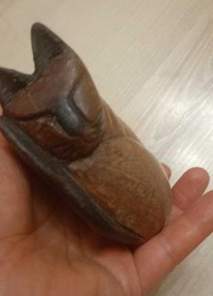 Дерев'яна різна статуетка сплячий кіт