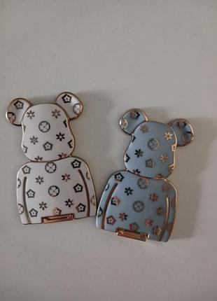 Пластикова підставка для телефону.