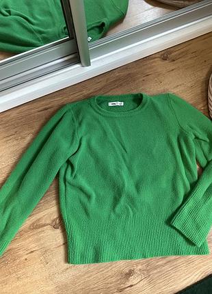 Зеленый теплый свитер в подарок гольф беж