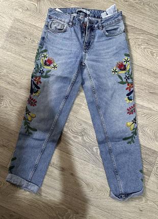 Джинсы zara с вышивкой