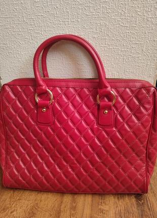 Сумка красная.