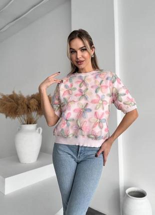 Кофта&nbsp; с коротким рукавом, украшенная объемными цветочными аппликациями пастельных оттенков