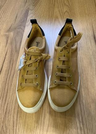 Кеды кроссовки модного цвета трендового желтые горчичные песочные на танкетке тренд замшевые бежевые коричневые капучино телесные шнурки stradivarius
