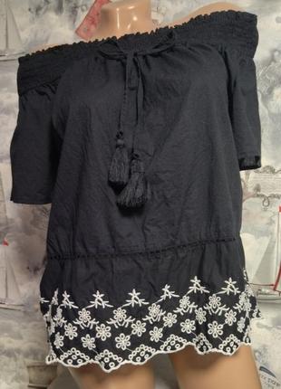 Футболка з вишивкою