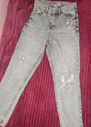 Джинсы мом