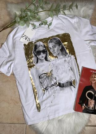 Футболка zara с металлизированным эффектом с принтом девушка 2025.