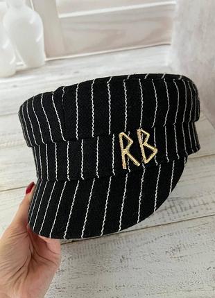 Стильное кепе в полоску в черном цвете