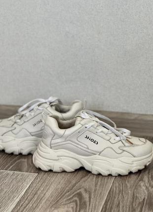 Кросівки жіночі