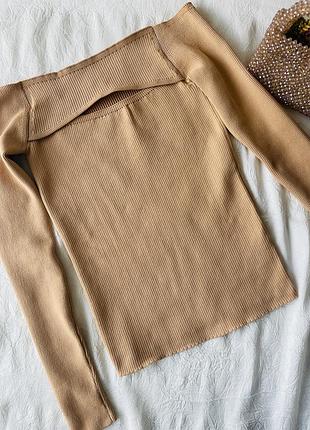 Кофтинка з вирізом на грудях