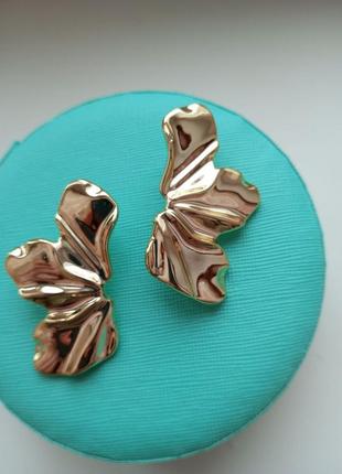 Нарядные и красивые серьги в золотом цвете ✨