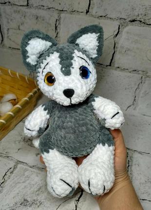 Игрушка вязаная амигуруми собачка хаски из плюшевой пряжи ручная работа