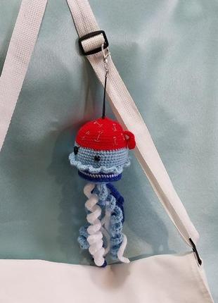 Медуза брелок, обвес на сумку медуза пират, вязанная мягкая игрушка медуза