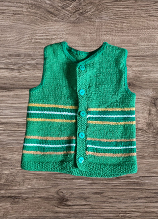 Вязаная жилетка детская