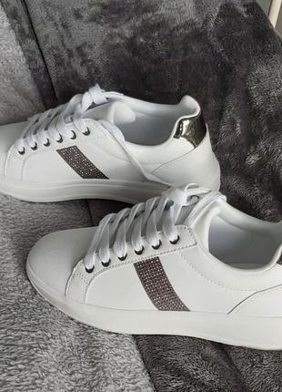 Білі кросівки, george