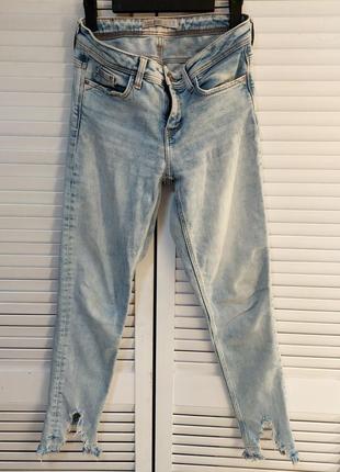 Джинсы скини рваный низ