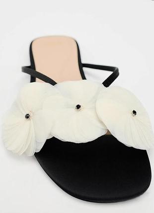 Шлепанцы на низком ходу с цветами от zara зара.