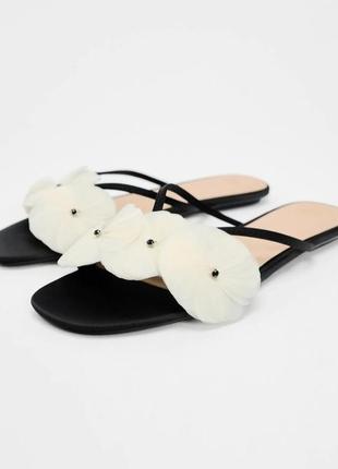 Шлепанцы на низком ходу с цветами от zara зара.
