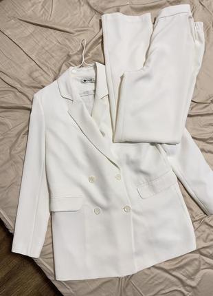 Білий брючний костюм s