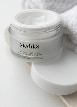 Зволожуючий щоденний крем для обличчя medik8 total moisture daily facial cream