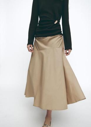 Контрастне плаття з брошкою