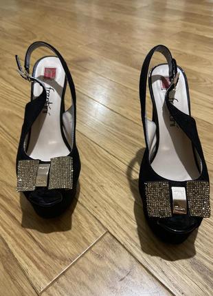 Босоножки на каблуке frentini