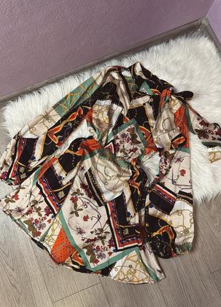 Сатинова міні сукня з принтом абстракція від boohoo