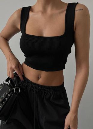 Базовый черный топ