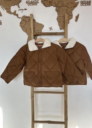 Коричневая куртка на кнопках с белым меховым воротником