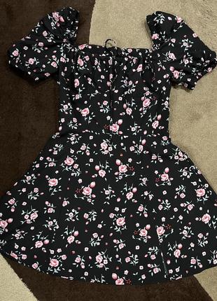 Легка, коротка жіноча сукня