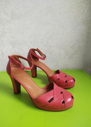 Шкіряні босоніжки на стійких підборах від дорогого бренду chie mihara іспанія