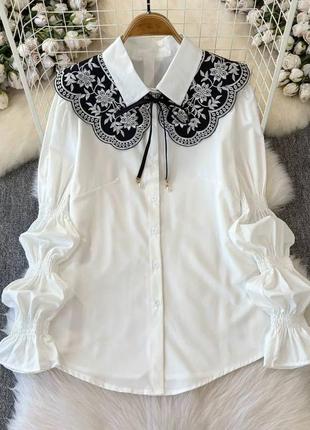 Элегантная рубашка украшена съемным кружевным воротником с вышивкой❤️