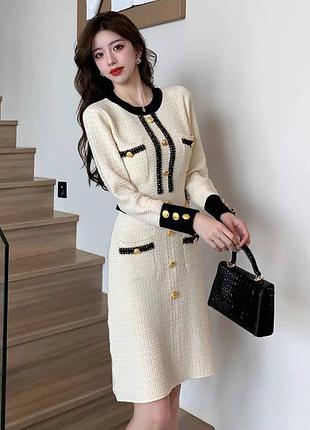 Шикарна фактурна сукня декарована золотими гудзиками😍