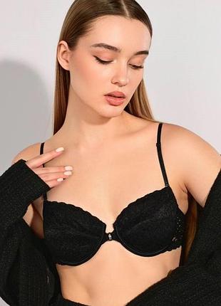 Черный бюстгалтер с застежкой на груди