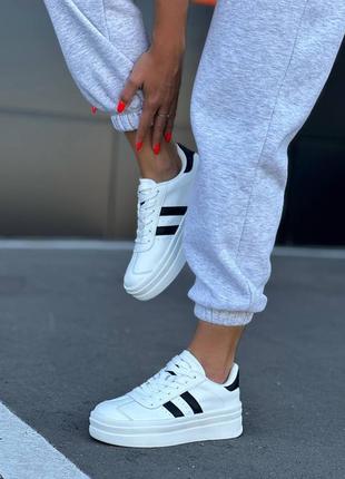 Жіночі кросівки