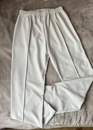 Светлые брюки с акцентным швом