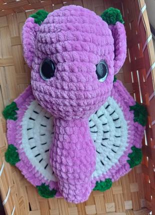 Кажан в виде фрукта питахайя.