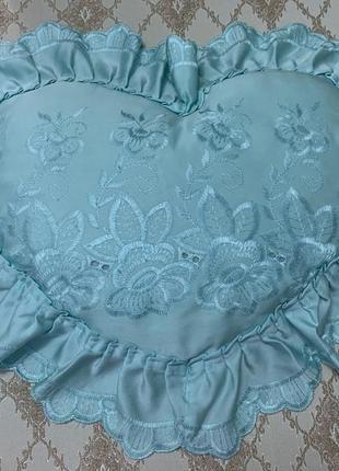 Декоративная атласная мятная подушка сердечко