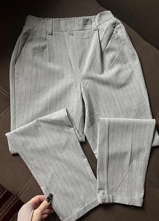 Сірі брюки в смужку з підшитими підворотами🤍