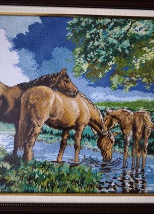Вышитая картина крестом лошади на водопое в рамке 43*29