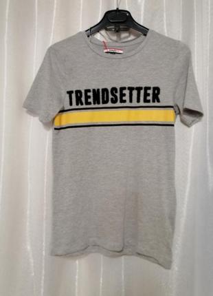 Футболка від бренду дженніфер розмір на бирці xs пухнастий напис плюш ,  плечі від шва до шва 34 см