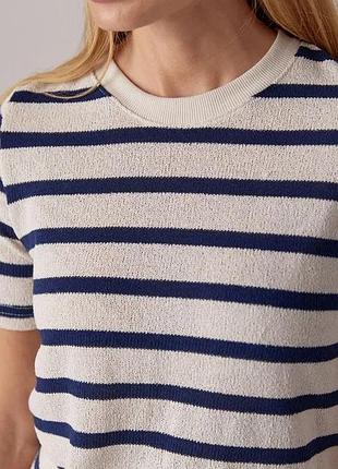 Жіноча вʼязана футболка у смужку