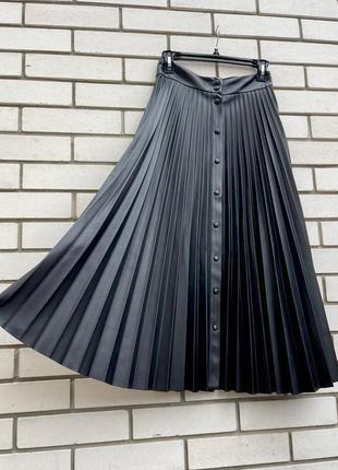 Черная юбка плиссе с искусственной кожи stradivarius