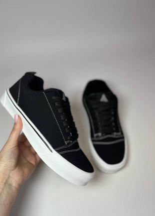 Черные кеды в стиле vans