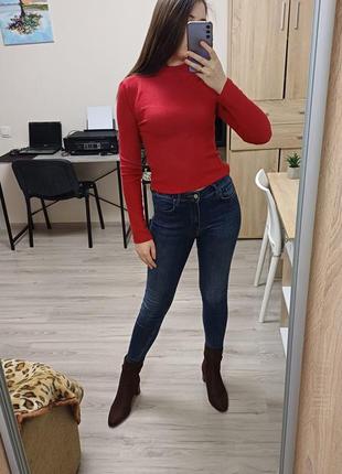 Красный водолазка