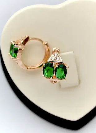 Серьги-кольца с зелеными цирконами фирма xuping m&amp;l (медицинское золото)