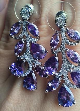 Серьги с фиолетовыми камнями и фианитами, изысканный дизайн