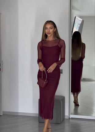 Двойное приталенное платье с сарафаном на бретелях с сеткой сверху